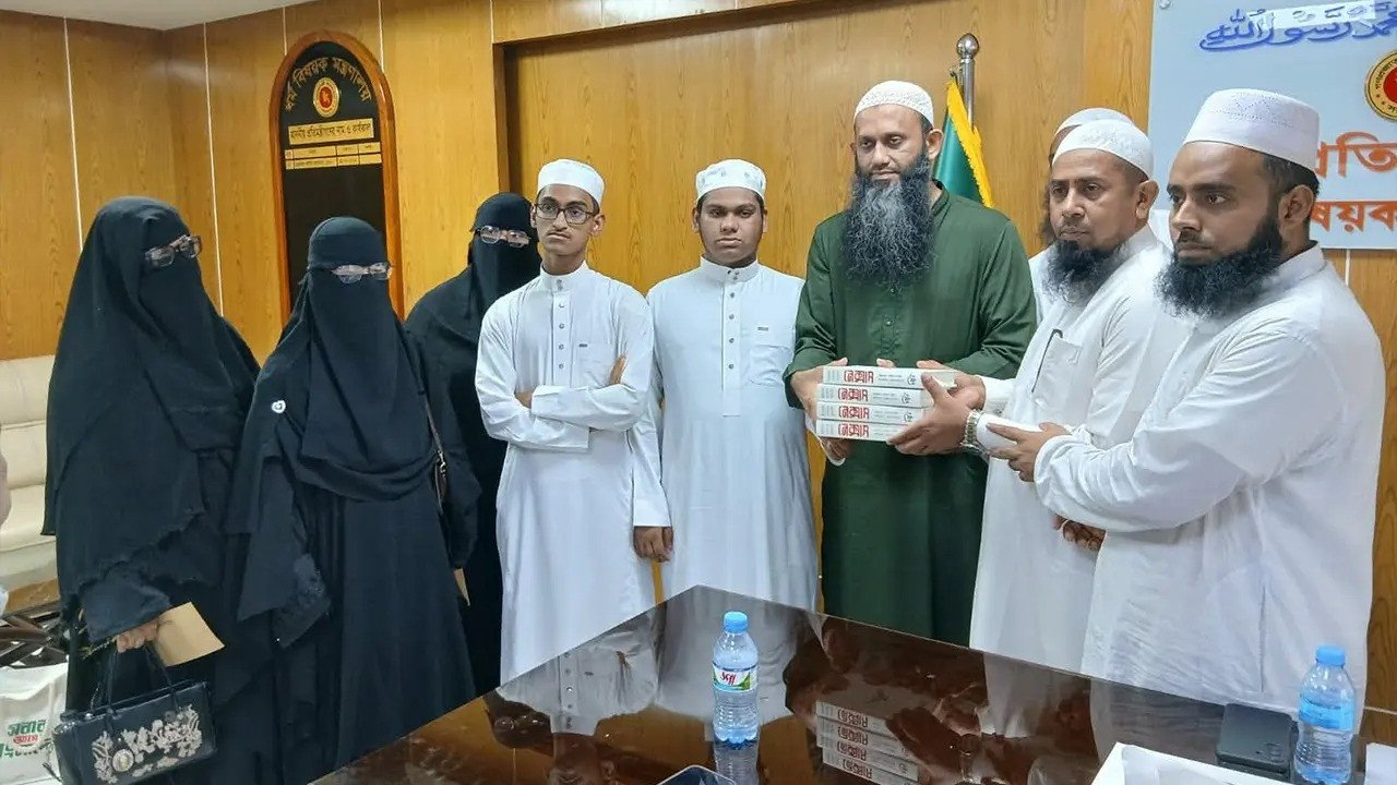 বিশ্বজয়ী হাফেজদের উপহার দেওয়া ‘নেক্সাস’ বই ফেরত নিলেন ধর্ম প্রতিমন্ত্রী